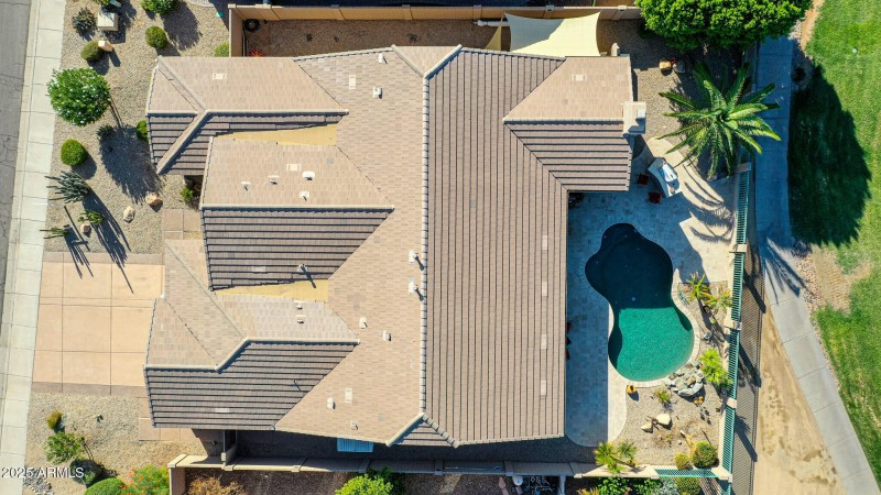 Roof is 2020 w/warranty