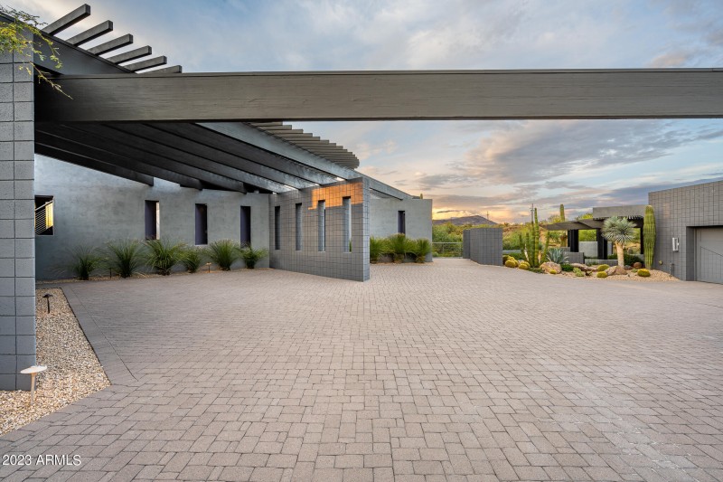 Large driveway with ample parking