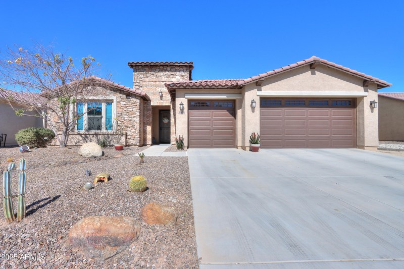 3 car garage w/ext driveway