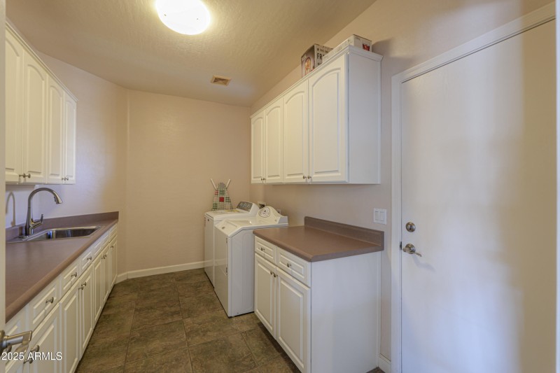 Laundry w/sink