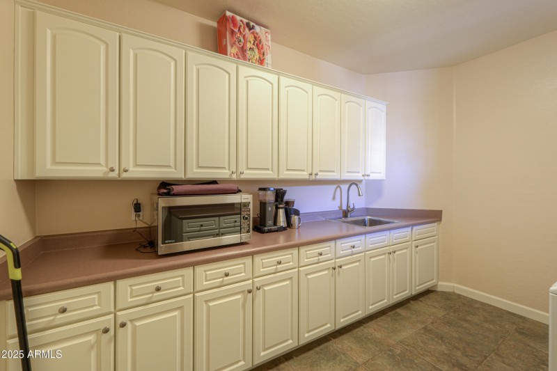 Laundry w/plenty of cabinets