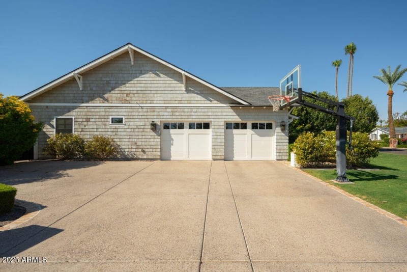Garage/Driveway