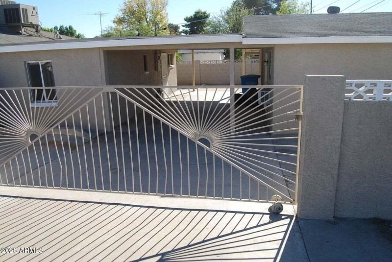 2nd Ave Gate