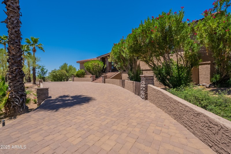 PAVED, CIRCULAR DRIVEWAY!