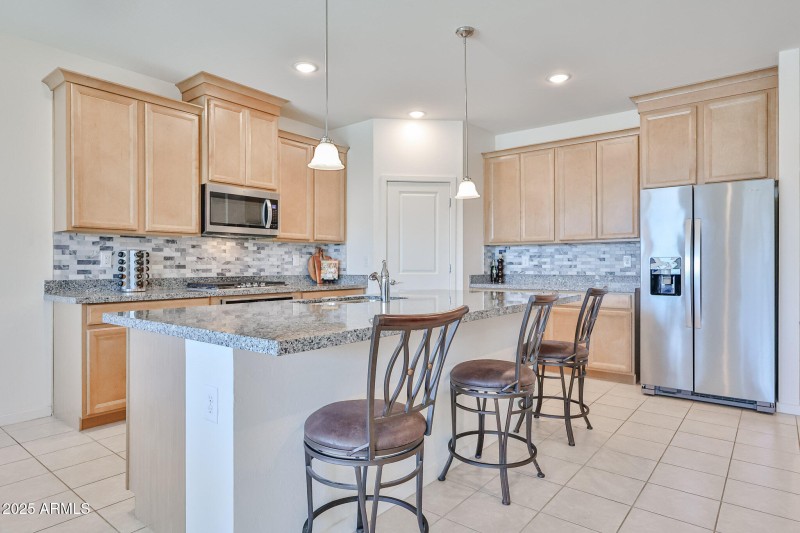 Kitchen w/ walk in pantry