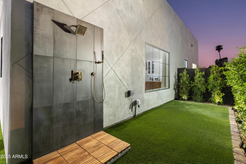 OUTDOOR SHOWERS