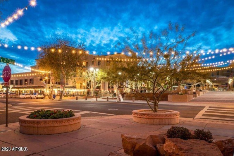 Old Town Scottsdale Shopping After Dark