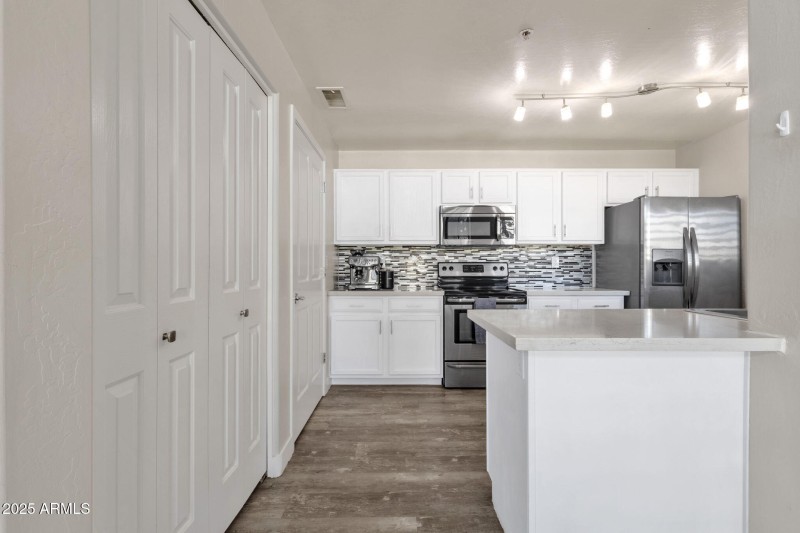 11-web-or-mls-11260-n-92nd-st-unit-2043