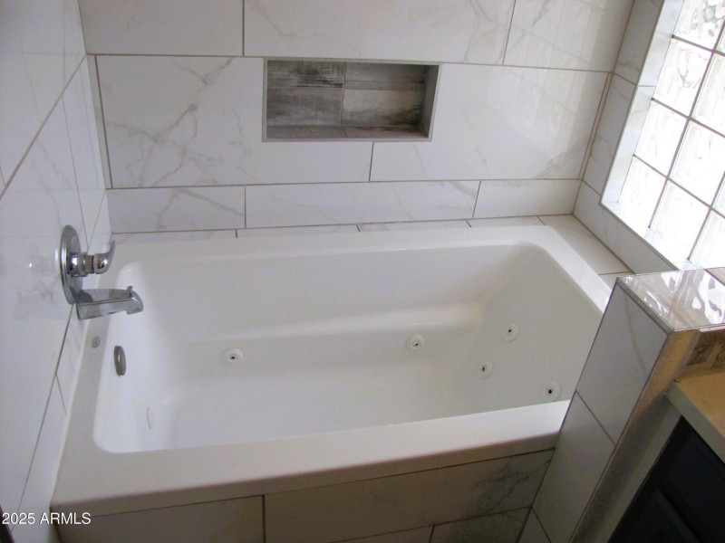 Jetted tub