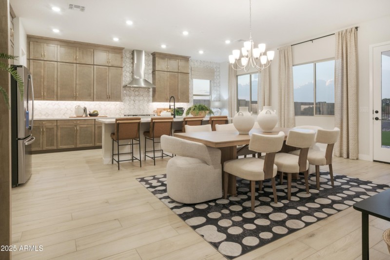 KITCHEN / DINING