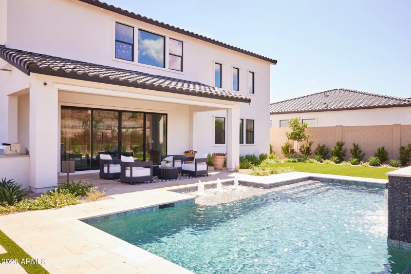 Emblem_OroRidge_5016_Ext_Bkyd_3