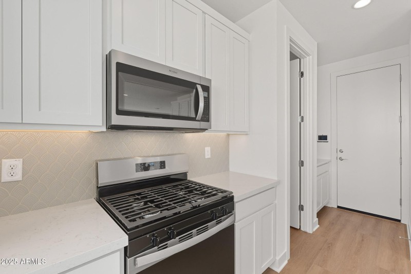 Kitchen W Elegant Backsplash