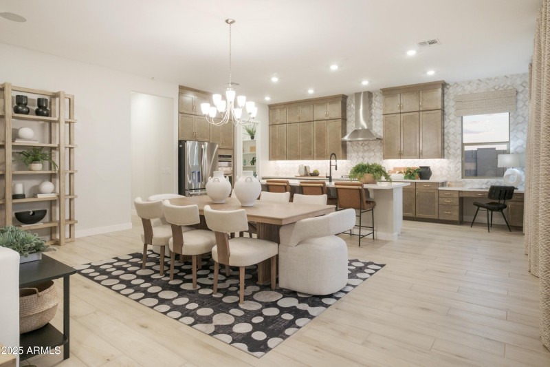 KITCHEN / DINING