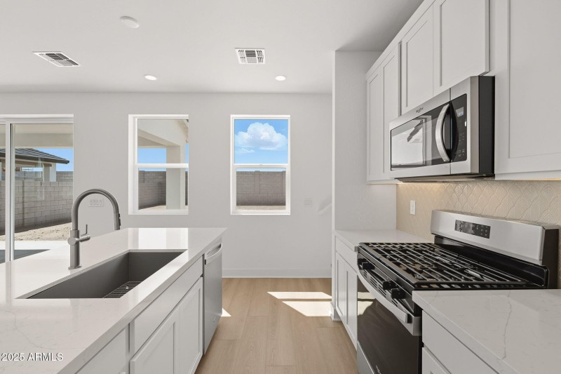 Kitchen W SS Appliances