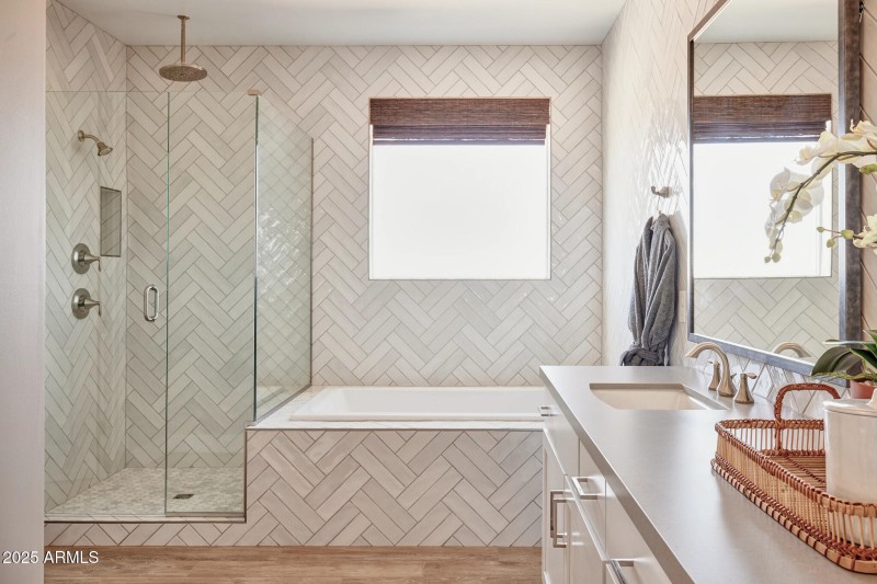 Emblem_OroRidge_5016_Prmy_Bath_2