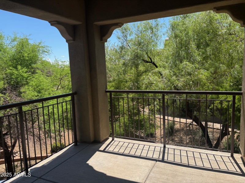 Double access to balcony