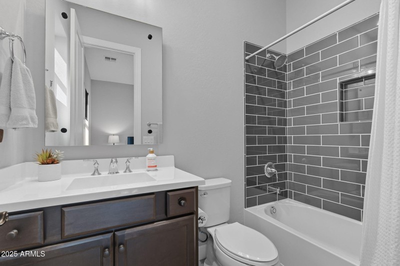 Bedroom 4's private bath