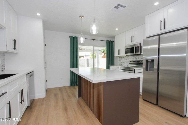 2132 W Poinsettia Dr-6