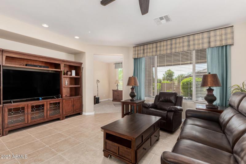 Large Famiy Room w/ custom drapes