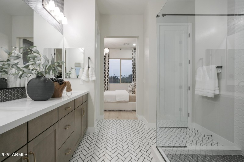 OWNER'S BATH