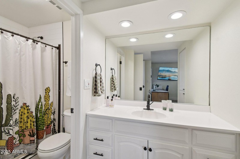 Ensuite bathroom #2