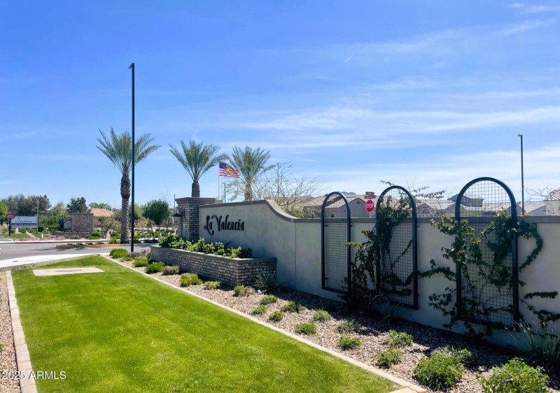 La Valencia entrance