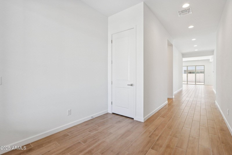 8-web-or-mls-E Utah Ave-S0909-008