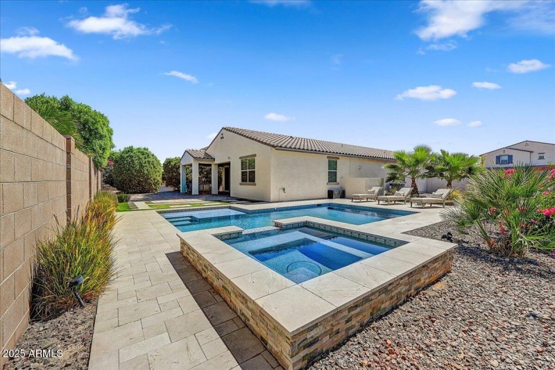 40-Spa & Pool (clear yard)