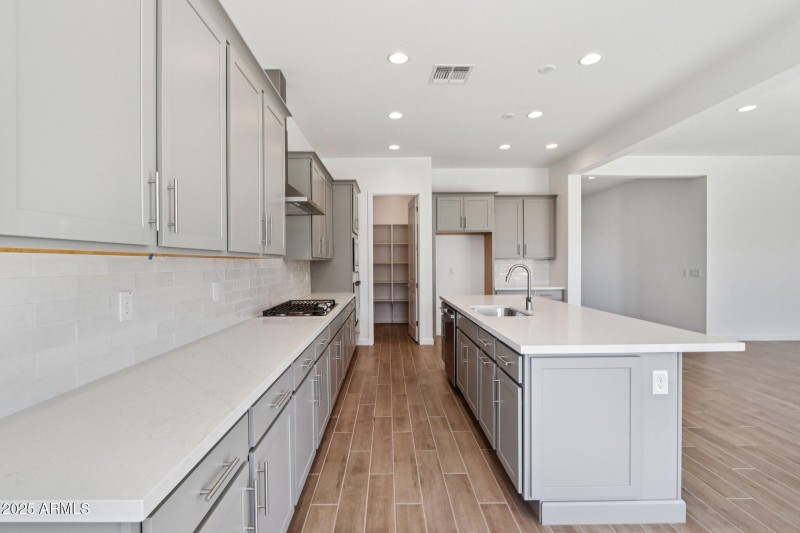 15-web-or-mls-E Utah Ave-S0909-015