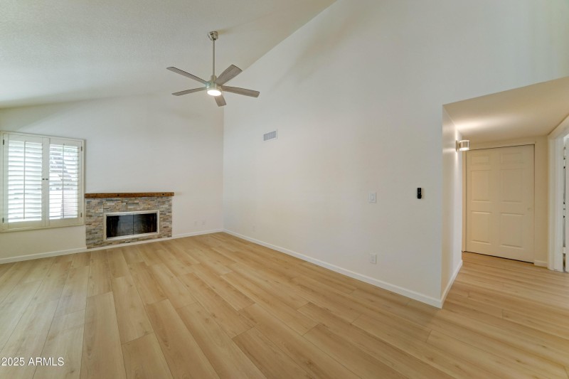 1658 N Sierra Vista Dr-14