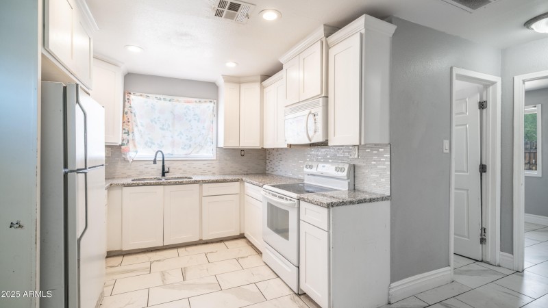 5550 W Gardenia Ave-14