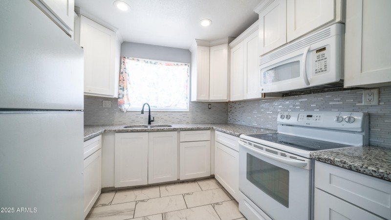5550 W Gardenia Ave-15