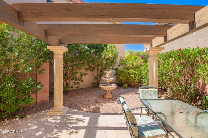 32 - Frank Lloyd Wright