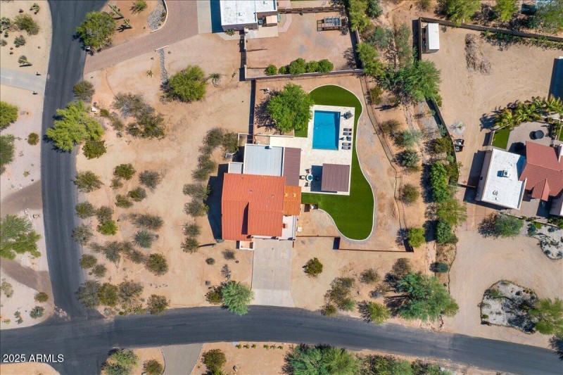 Huge lot-plenty of room to expand
