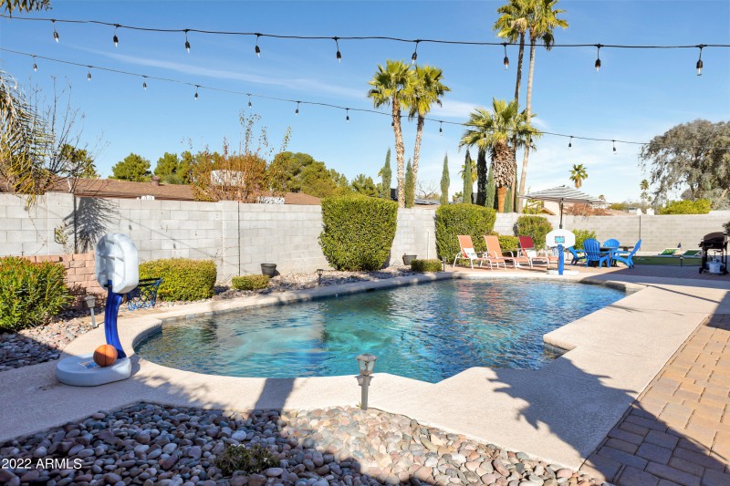 33_4820_E_Poinsettia_Dr__33