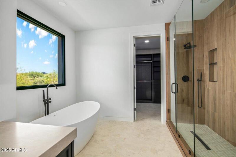 27-Upstairs Suite Bath & Showers