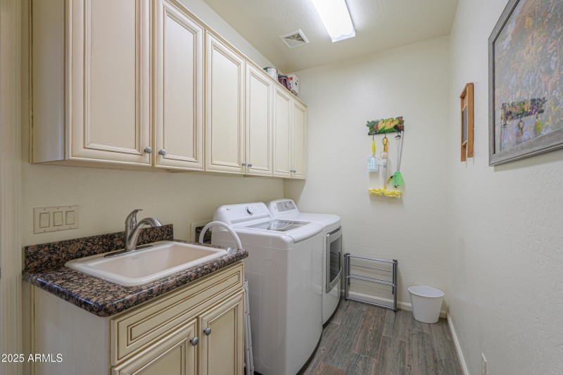 Laundry w/sink