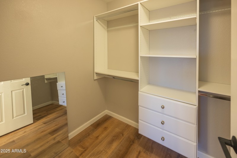 14901_PrimaryCloset1