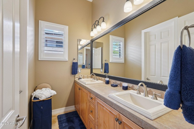 24-web-or-mls-W Shinnecock Way-S1209-025