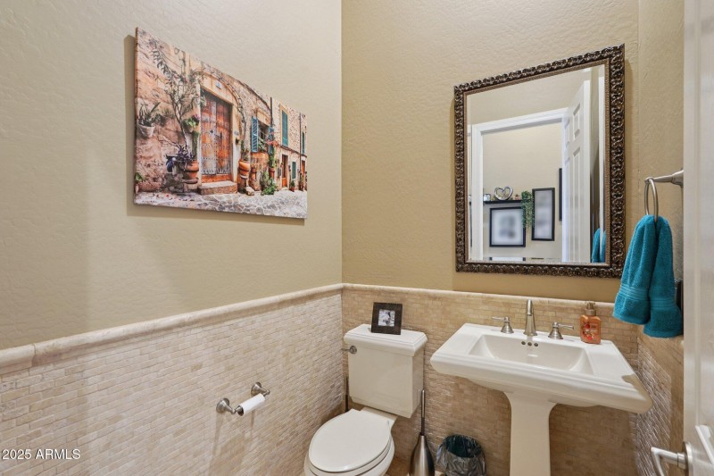 26-web-or-mls-W Shinnecock Way-S1209-027