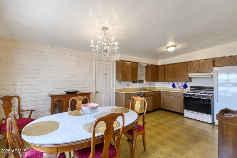 082043-709 North Skyline Drive