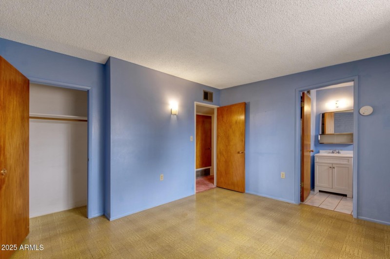 082128-709 North Skyline Drive