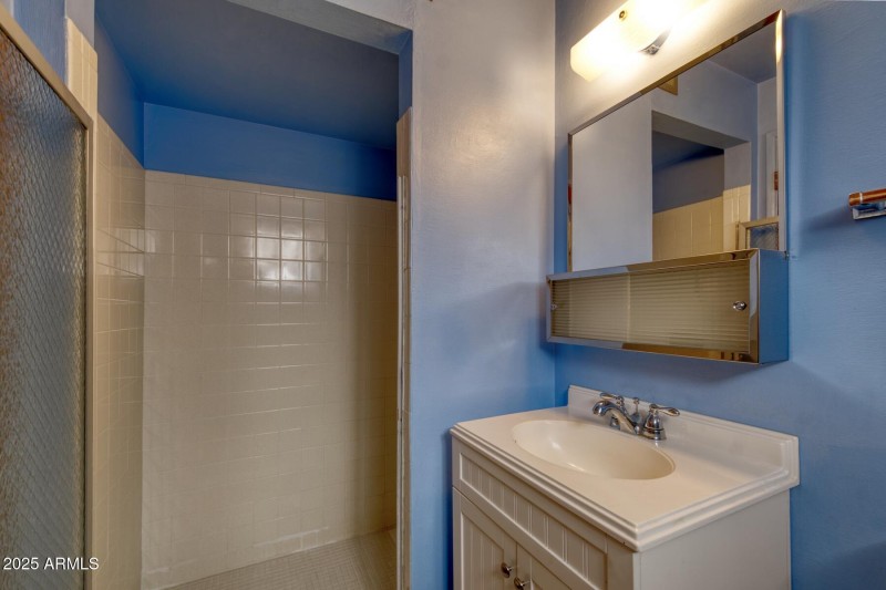 082168-709 North Skyline Drive