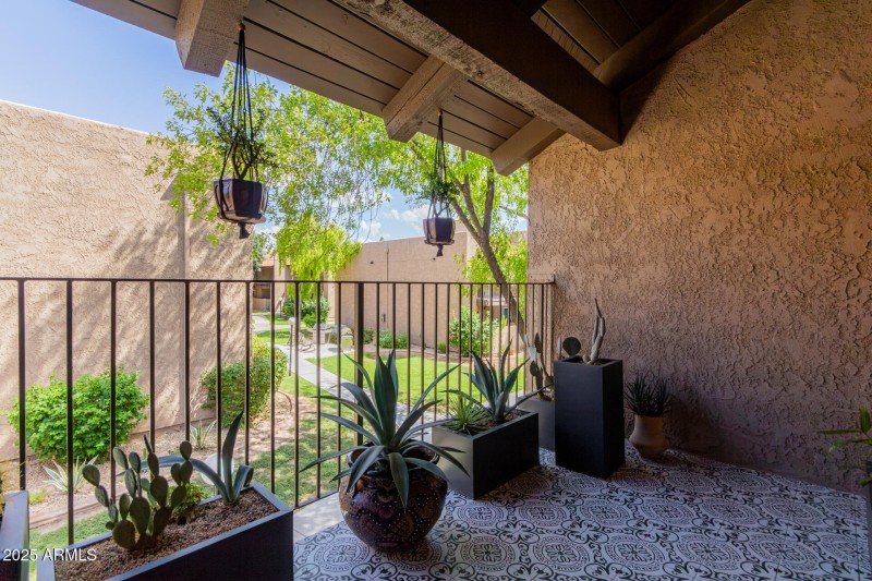 balcony