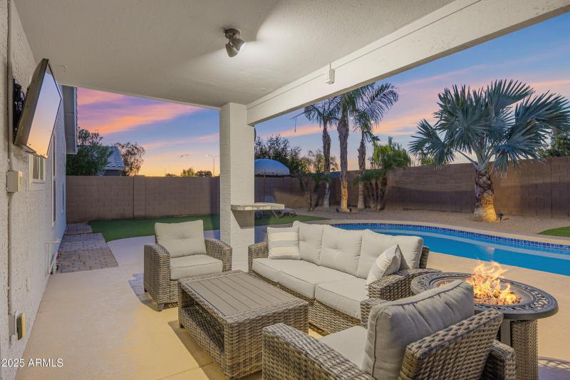704 E Megan St-50