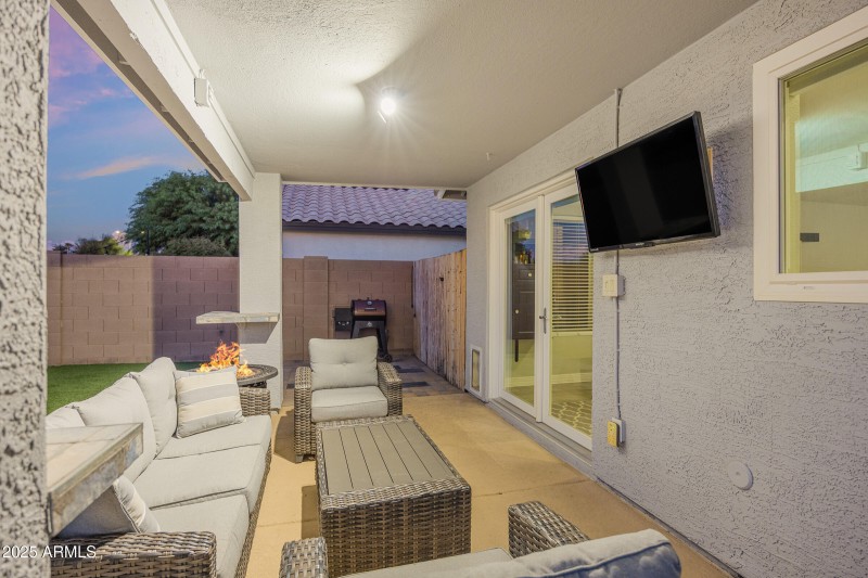 704 E Megan St-51