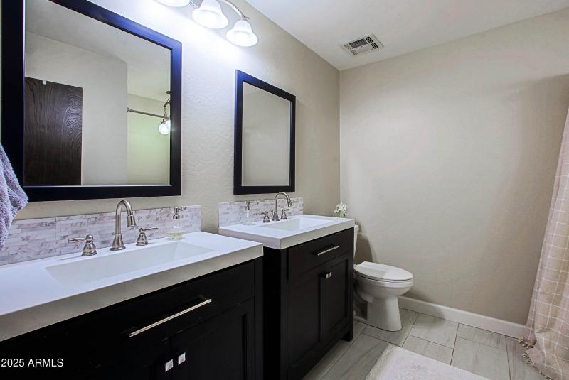 Guest bathroom 3