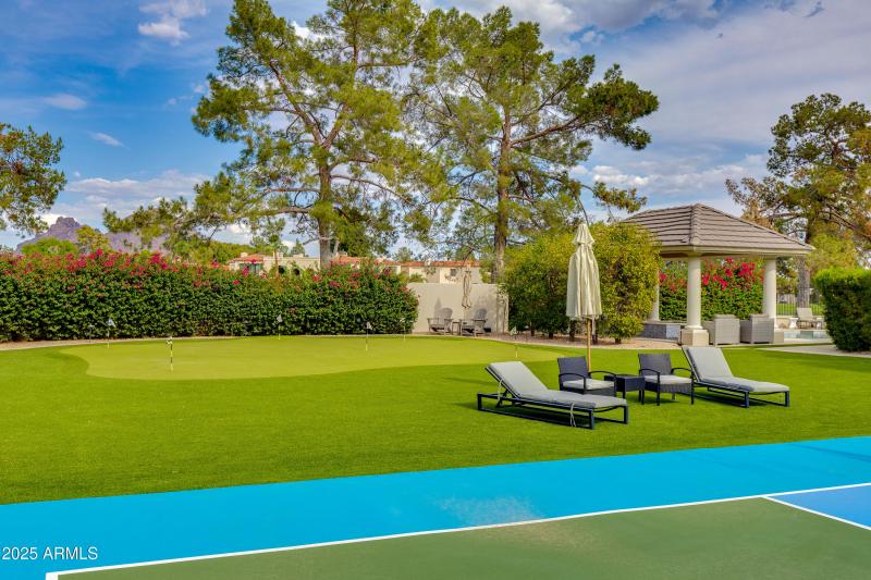 Pickleball & Putting Green