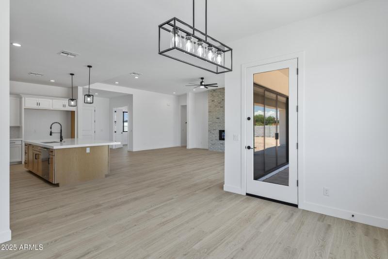 3933 E Freeman Ln-13