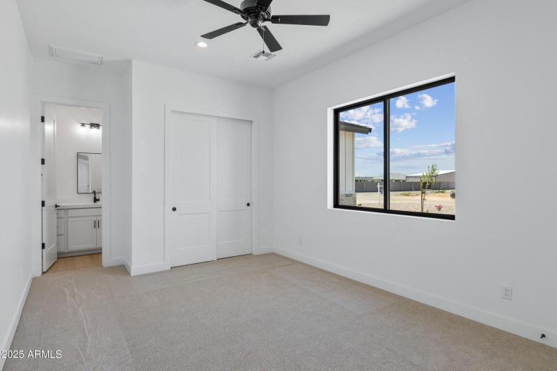 3933 E Freeman Ln-25